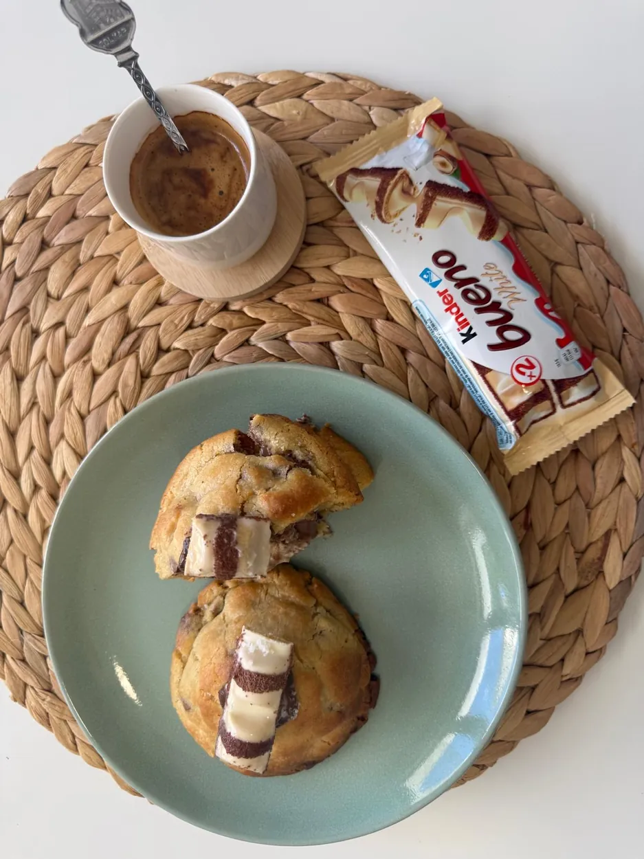 Luxy Cookie Kinder Bueno Branco, com café